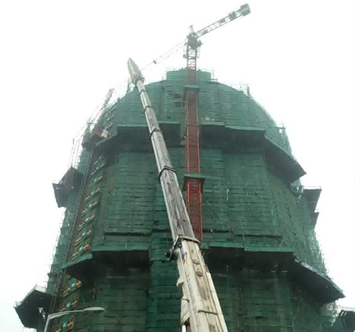 金塔吊车在工地上作业